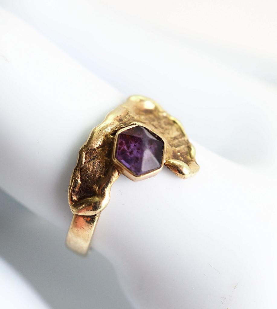 14 krt gouden design-ring met geslepen amethist, 18 tot 19, ., Ophalen of Verzenden, Zo goed als nieuw