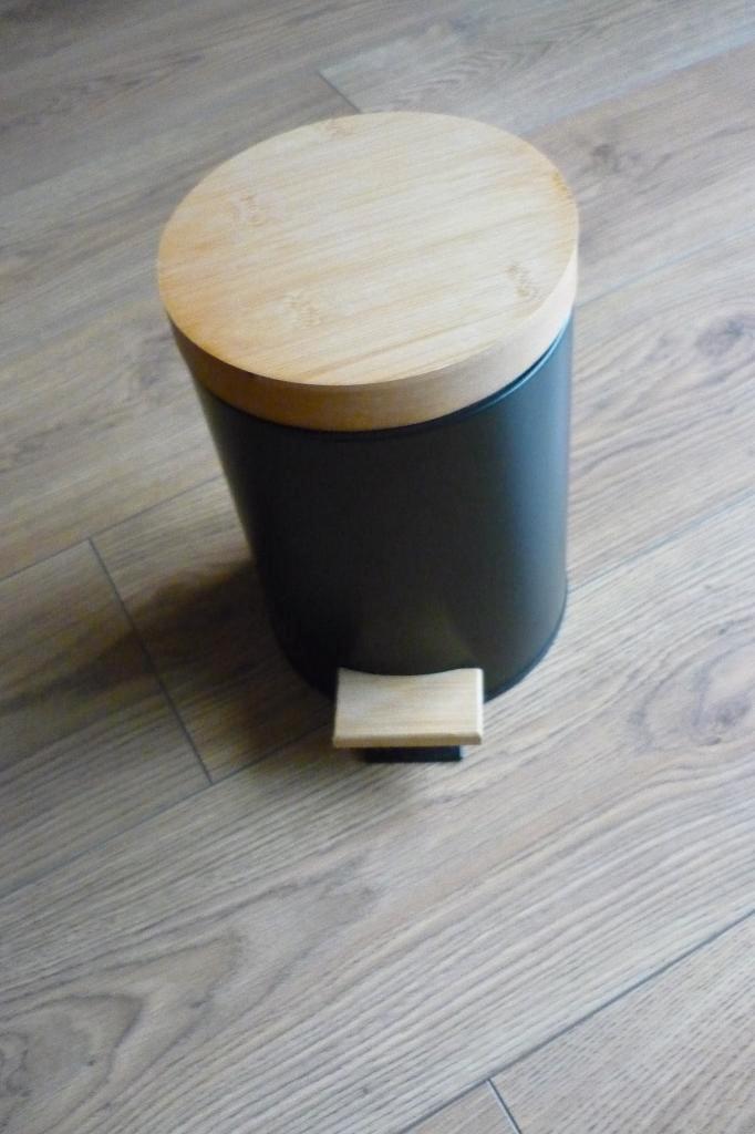 Kleine zwart & hout '' PENDAALEMMER '', Huis en Inrichting, Woonaccessoires | Prullenbakken, Zo goed als nieuw, Kunststof, Minder dan 50 cm