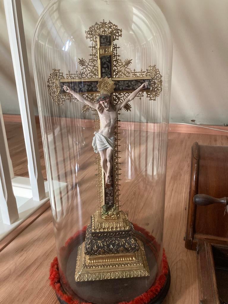 Antiek kruisbeeld in glazen stolp, Ophalen of Verzenden