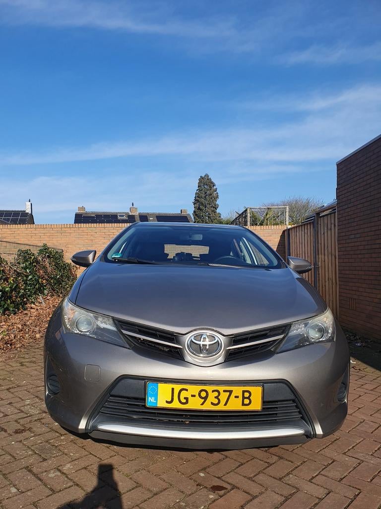 Toyota Auris 1.3 Vvt-i 73KW 5D 2013 Bruin, Auto's, Voorwielaandrijving, 450 kg, 4 cilinders, Bruin