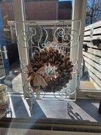 Brocante ijzeren raamrek met 2 kransen, Ophalen of Verzenden