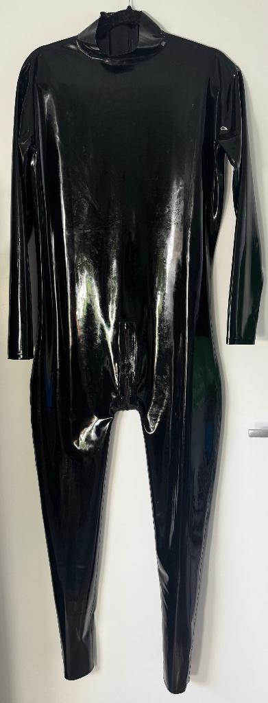 Latex/rubber heren catsuit zwart maat M/L met drieweg rits, Kleding | Heren, Overige Herenkleding, Verzenden, Nieuw