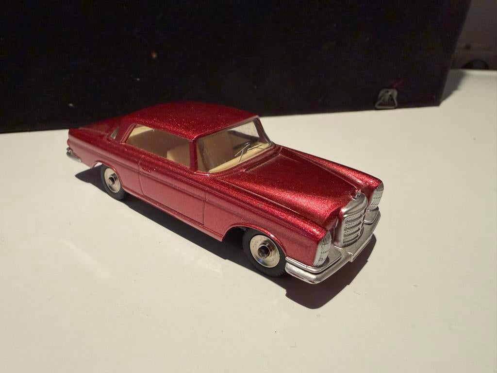 Dinky toys atlasMercedes-Benz 220 SE Coupé  - Rood metallic, Hobby en Vrije tijd, Modelauto's | 1:43, Ophalen of Verzenden, Gebruikt