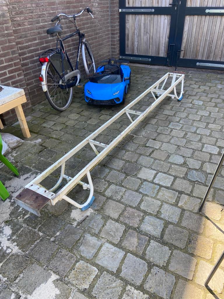 Onderstel gymbank, moet opgeknapt, Ophalen, 250 tot 300 cm, Gebruikt, Minder dan 75 cm