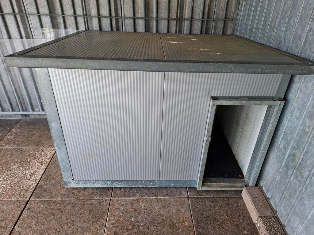 Geïsoleerd Hondenhok 125x88 met tussenschot., Dieren en Toebehoren, Hondenhokken, Ophalen, 65 tot 100 cm, Hondenhok, 110 cm of meer