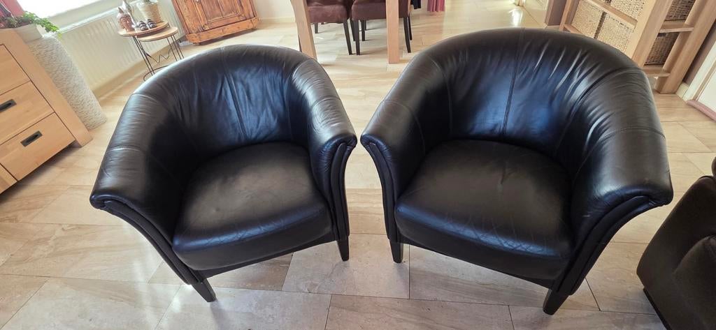 2 zwarte leren kuipstoelen, Huis en Inrichting, Ophalen, Gebruikt, 75 tot 100 cm, 50 tot 75 cm