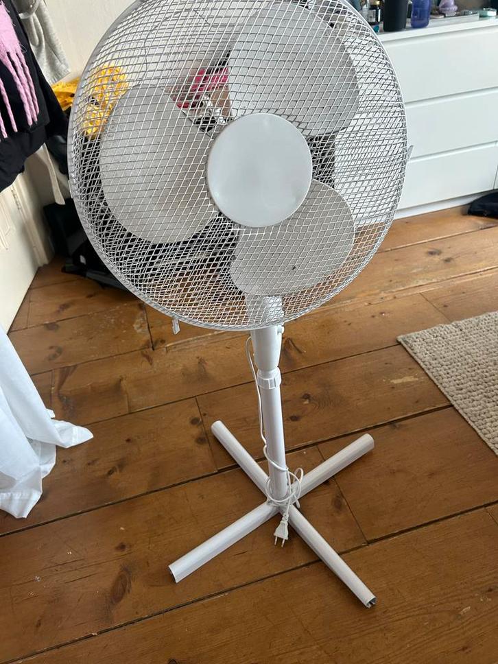 Witte Statiefventilator - Verkoeling voor elke ruimte, Witgoed en Apparatuur, Ventilatoren, Gebruikt, Statiefventilator, Ophalen