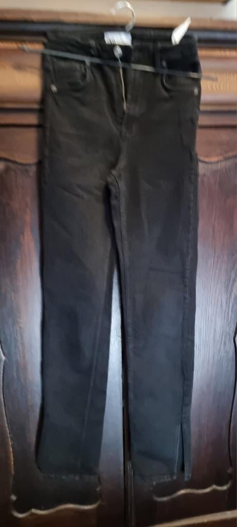 Zwarte Zara spijkerbroek met split maat 32, Ophalen of Verzenden, Zo goed als nieuw, W27 (confectie 34) of kleiner, Zara