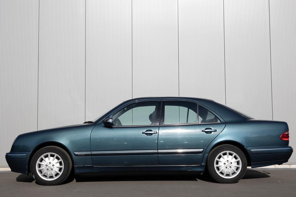 Mercedes-Benz E-Klasse 240 | NAP | NL-AUTO | 6 CILINDER | HI, Achterwielaandrijving, Zwart, 2597 cc, Bedrijf