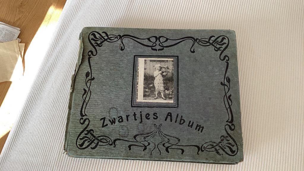 Antiek ZWARTJES ALBUM.   E12,00, Ophalen of Verzenden