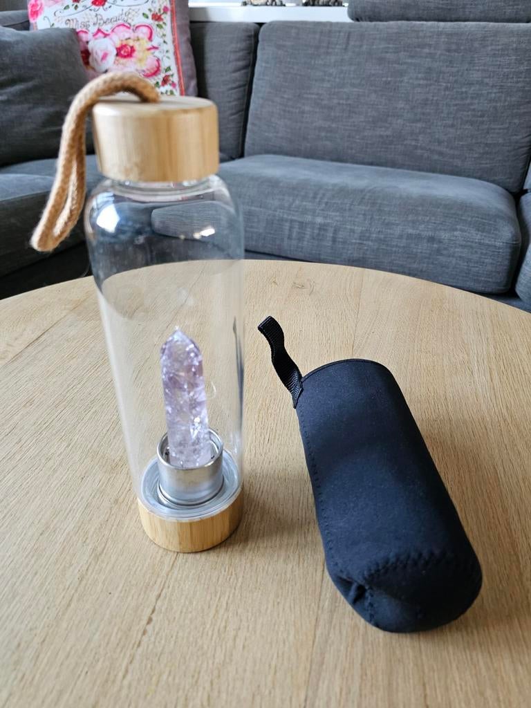 Nieuwe Glazen waterfles met amethist kristal en hoes, Ophalen of Verzenden, Zo goed als nieuw, Meerkleurig, Overige merken