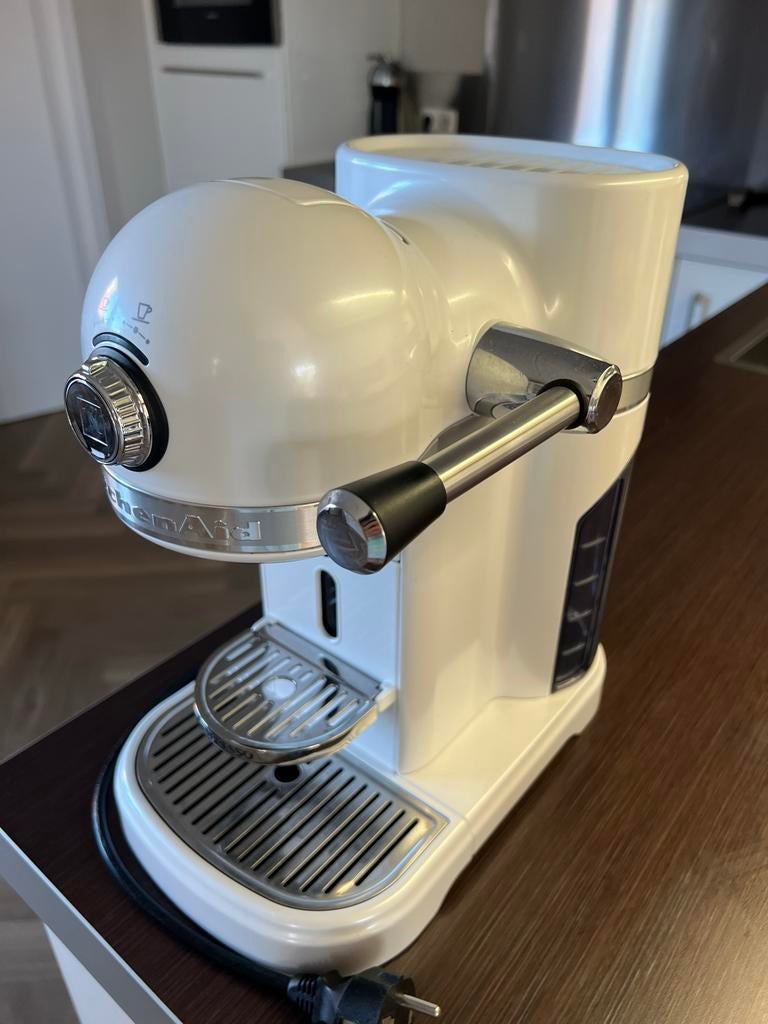 KitchenAid Nespresso koffiezetapparaat parelwit, Ophalen, Gebruikt, Espresso apparaat, Koffiepads en cups