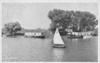 Tiel - de haven met zeilboot en ligboten (1958), Ophalen of Verzenden, 1940 tot 1960, Gelopen, Gelderland