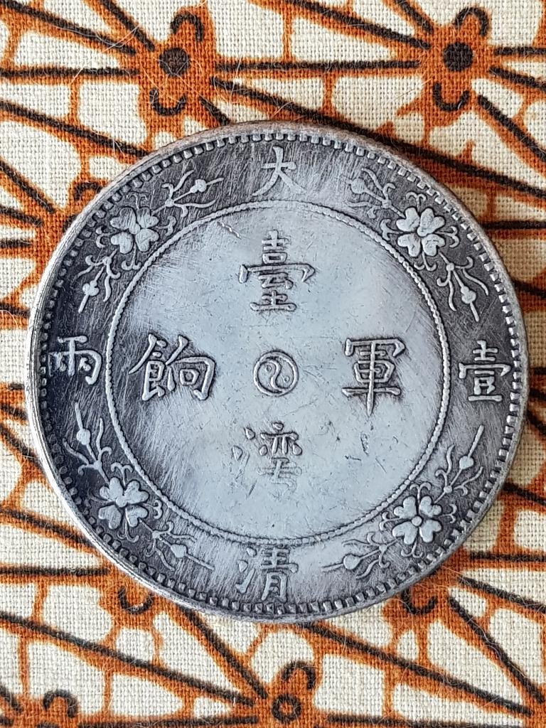 Mooie oude Chinese munt of penning met paard en draak 4,4 cm, Antiek en Kunst, Ophalen of Verzenden