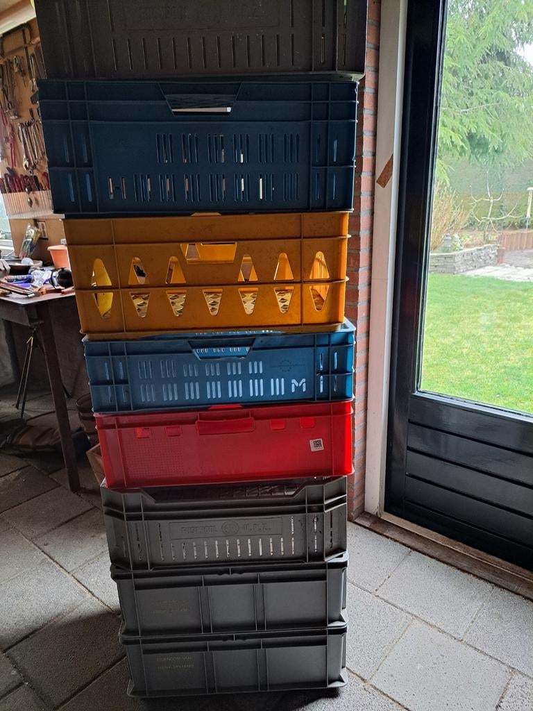 Diverse stapelbare kratten, verschillende kleuren, Doe-het-zelf en Verbouw, Kratten en Dozen, Ophalen, Gebruikt, 40 tot 60 cm