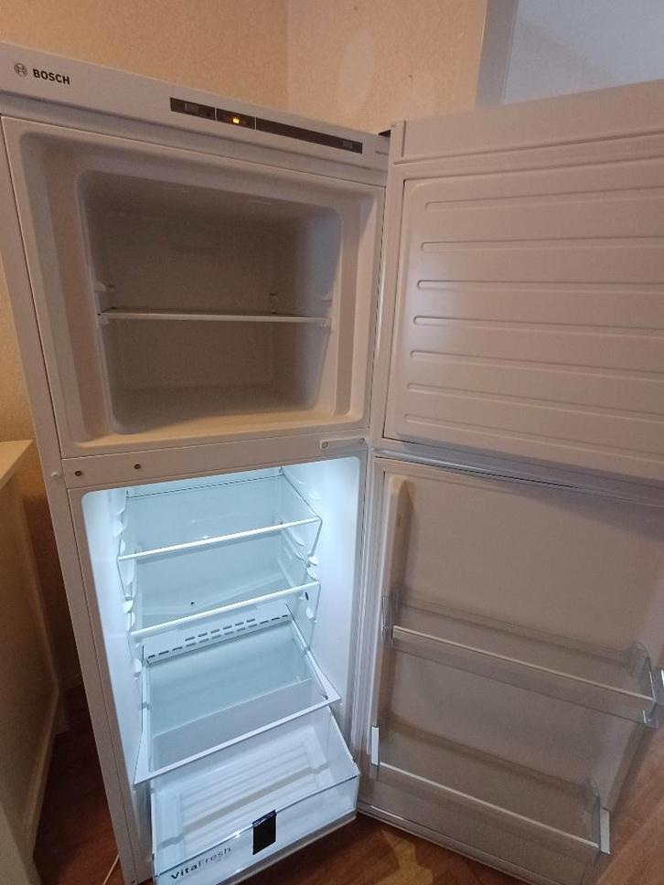 Combi koelkast /vriezer  ,merk Bosch, Witgoed en Apparatuur, Koelkasten en IJskasten, Zo goed als nieuw, Met vriesvak, 200 liter of meer