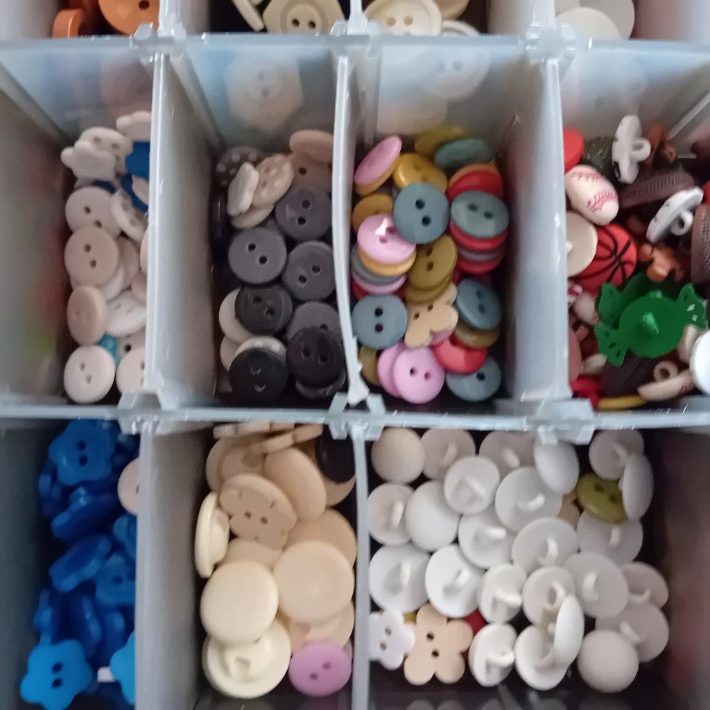 Opbergdoos met vele knopen in diverse kleuren en maten, Ophalen of Verzenden