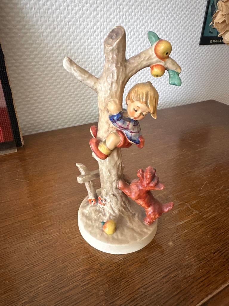 Mooi Hummel beeldje van Goebel - Jongen in boom met hond, Verzamelen, Beelden en Beeldjes, Ophalen, Gebruikt, Hummel