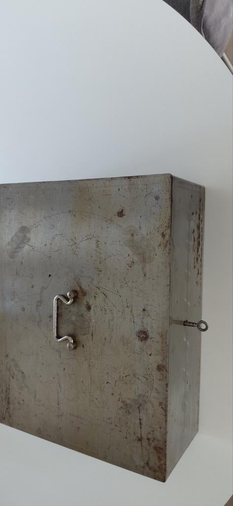 Metalen kistje met sleutel, Huis en Inrichting, Woonaccessoires | Kisten, Ophalen of Verzenden, Gebruikt, Minder dan 50 cm, Minder dan 50 cm