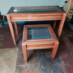 Set van 2 eikenhouten vitrine tafeltjes / salontafel, Huis en Inrichting, Klassiek, 55 tot 75 cm, Zo goed als nieuw, Rechthoekig