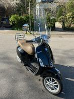 Vespa primavera 1152 km incl. 2 helmen, Fietsen en Brommers, Ophalen, Zo goed als nieuw, Benzine, Overige modellen