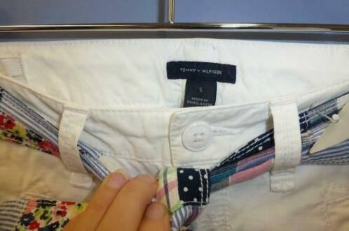 Tommy Hilfiger witte capri + kleurig sjaaltje 110-116 33266, Kinderen en Baby's, Kinderkleding | Maat 110, Broek, Meisje, ., Ophalen of Verzenden