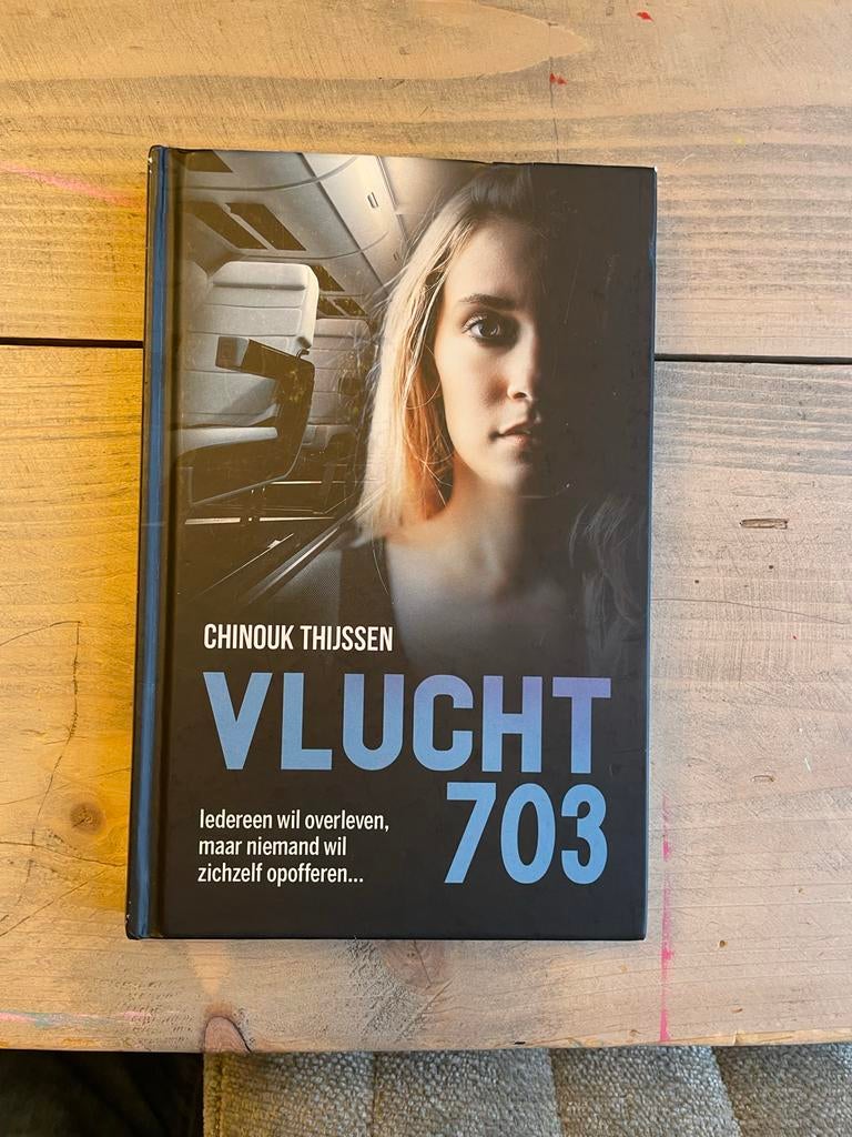 Vlucht 703 kinderthriller van Chinouk Thijssen, Boeken, Ophalen of Verzenden, Gelezen, Nederland