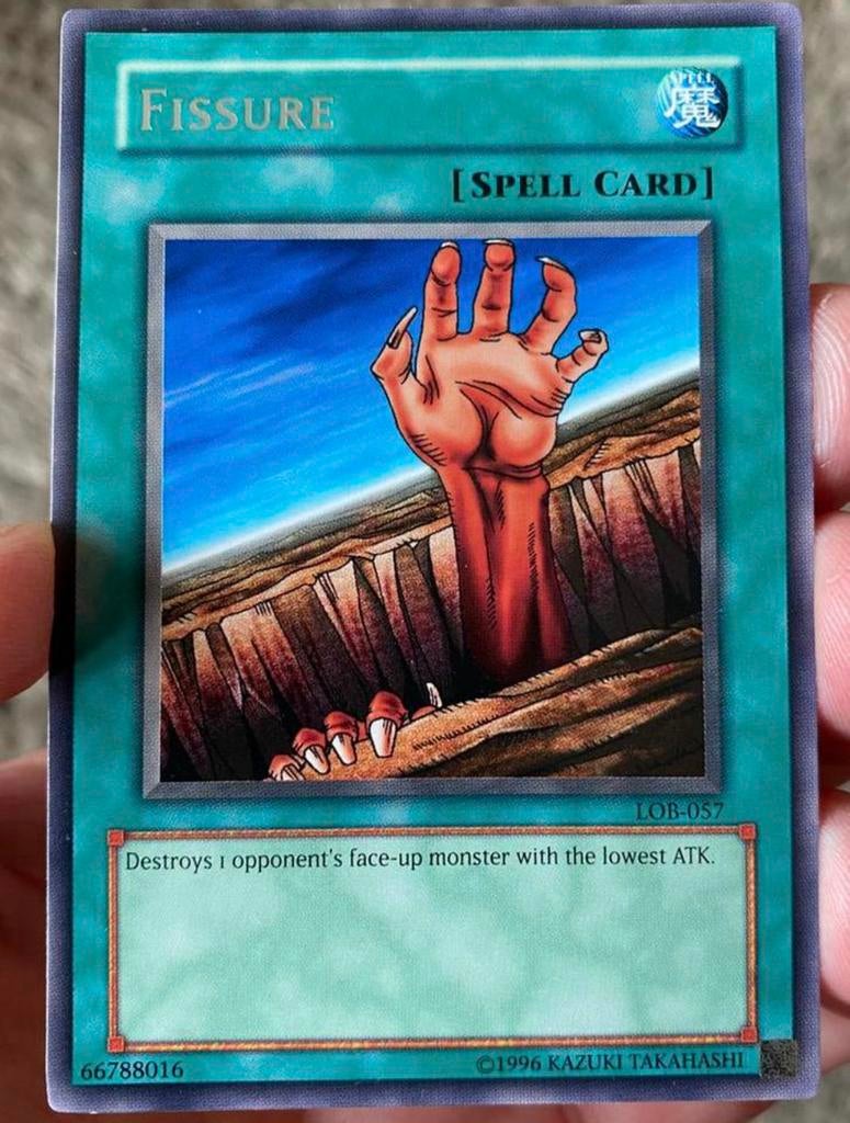 Yu-Gi-Oh! Fissure LOB Old Print !, Ophalen of Verzenden, Zo goed als nieuw, Losse kaart