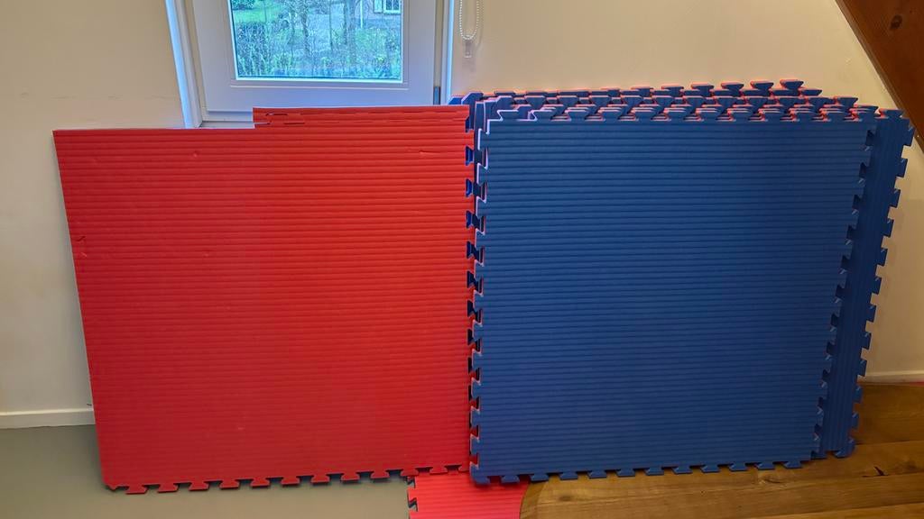Dojo / Sport Matten 1x1m, 3cm dik, Blauw/Rood (12 stuks), Ophalen, Gebruikt, Fitnessmat