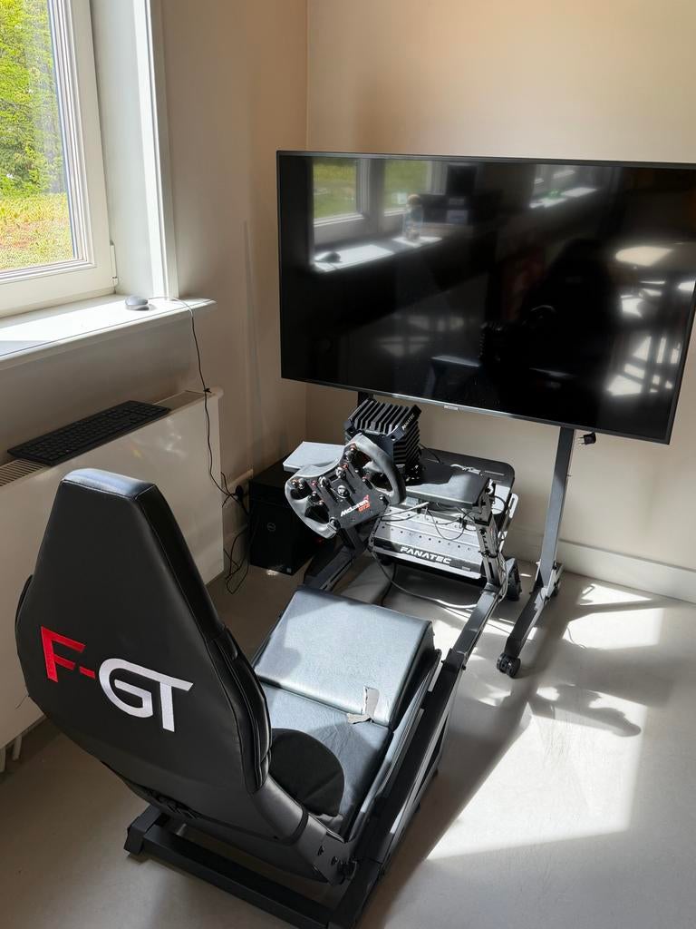 Complete racesim met Fanatec stuur, stoel, pedalen en scherm, Ophalen, Gebruikt, 1 speler, Racen en Vliegen