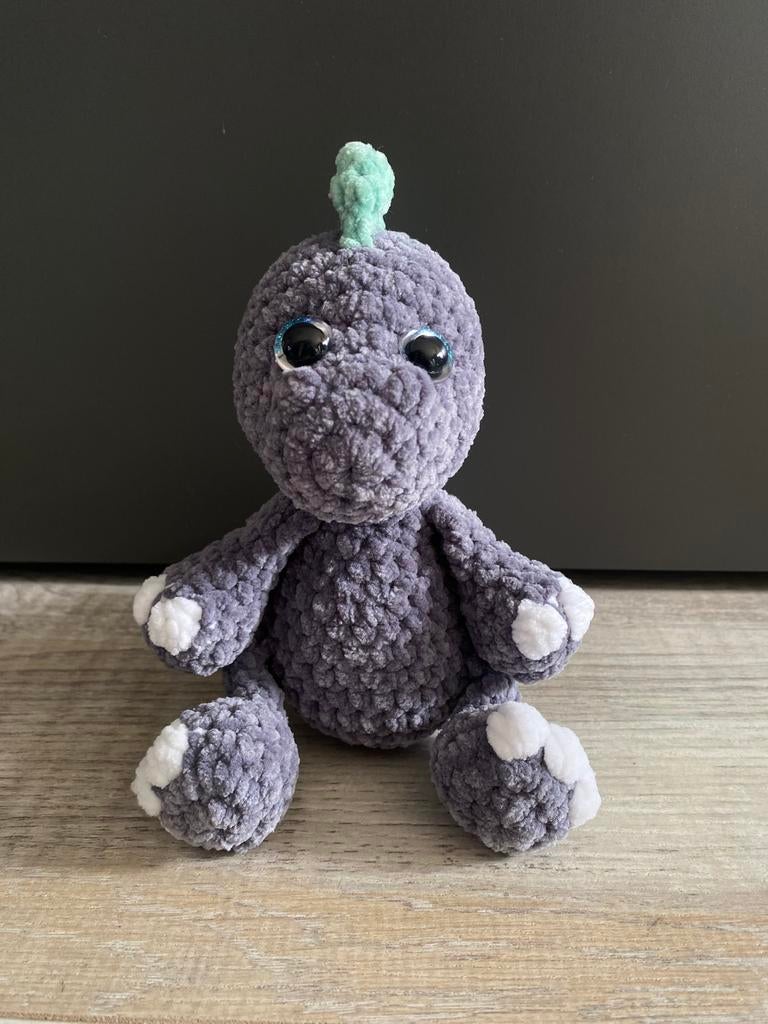 Gehaakte dino, Handmade, Grijs, Nieuw, Ophalen of Verzenden, Klein (minder dan 20 cm)