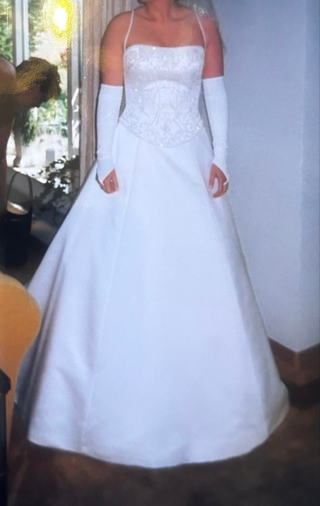 Elegante witte trouwjurk, Ophalen, Gedragen, Wit, Trouwjurk