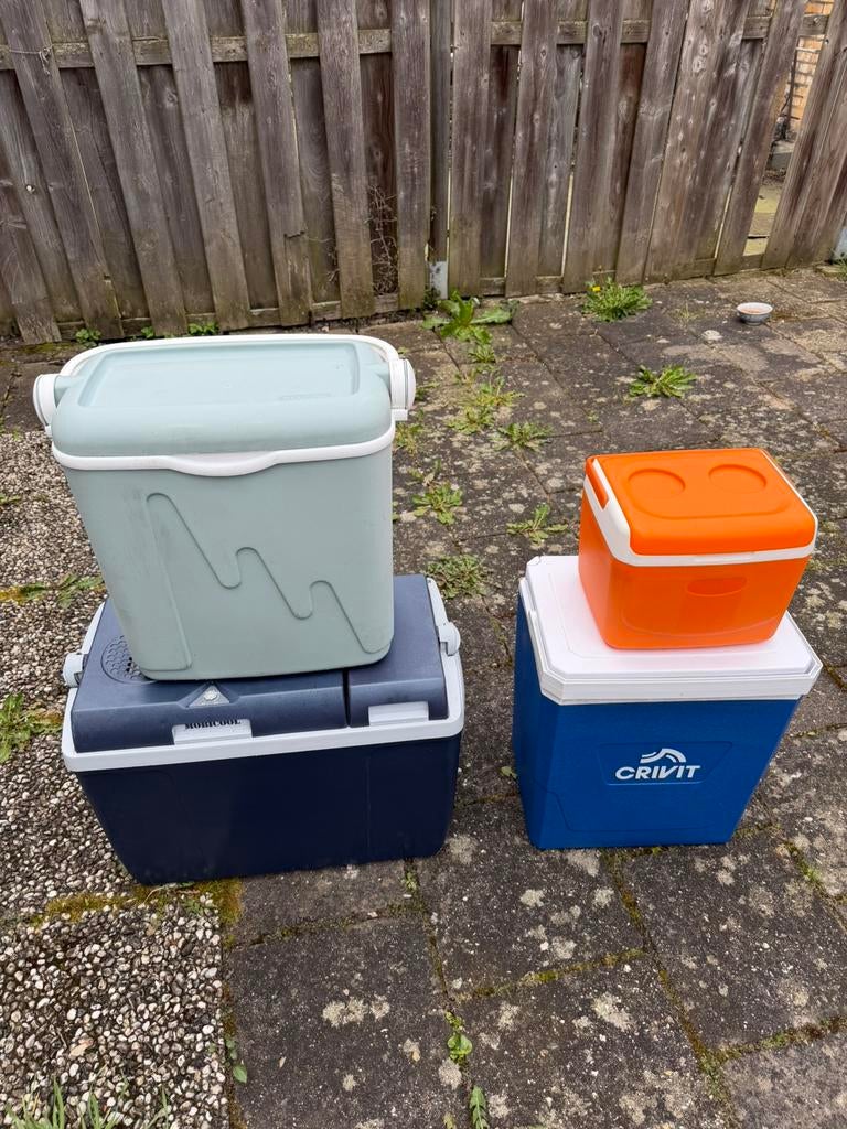 4 koelboxen, waarvan 1 elektrisch 12V/220V - z.g.a.n., Ophalen of Verzenden, Zo goed als nieuw, Koelbox, Elektrisch