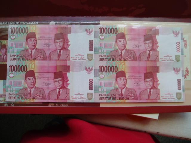 327. Indonesia, 4 X 100.000 rupiah 2004 UNC Uncut Banknotes., Verzenden, Zuidoost-Azië, Setje
