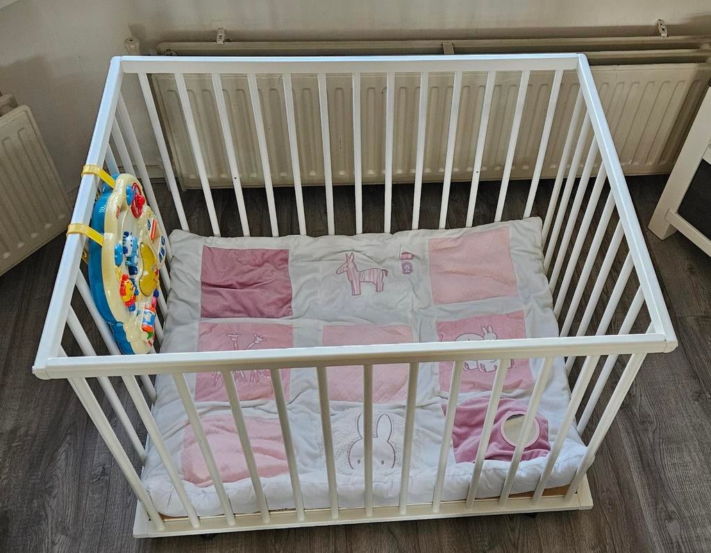 Witte box compleet met boxmobiel, boxkleed en wieltjes, Kinderen en Baby's, Boxen, Ophalen of Verzenden, Zo goed als nieuw, Rechthoekig