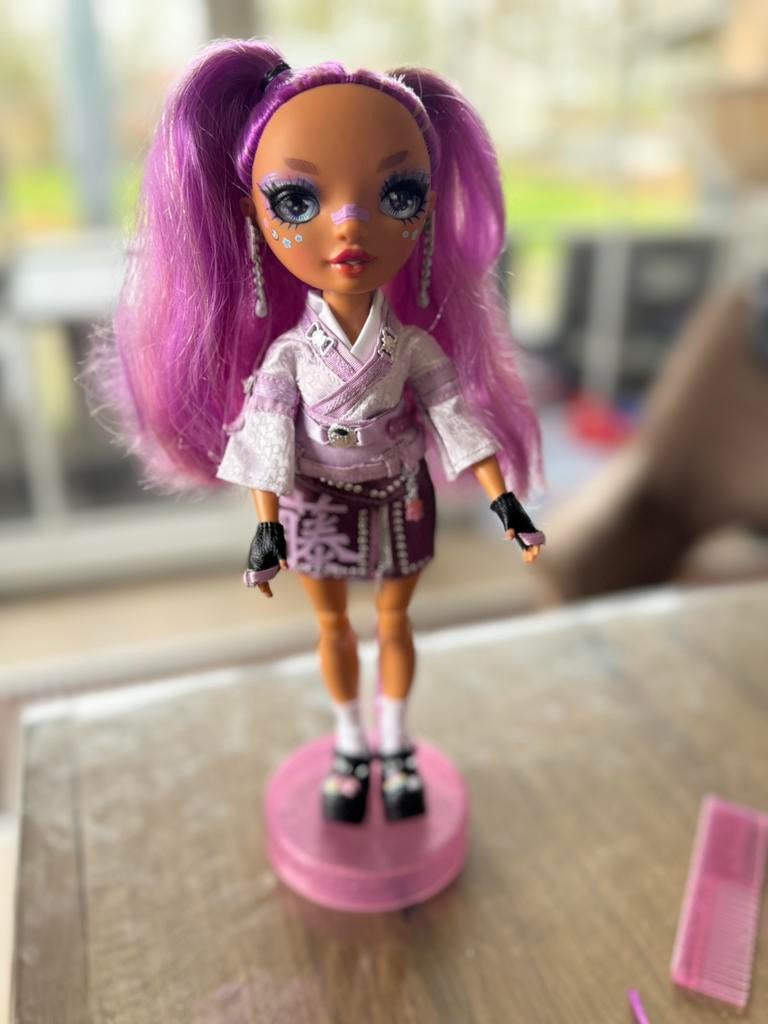 Rainbow High pop Lila Yamamoto, Kinderen en Baby's, Speelgoed | Poppen, Ophalen of Verzenden, Zo goed als nieuw, Overige typen