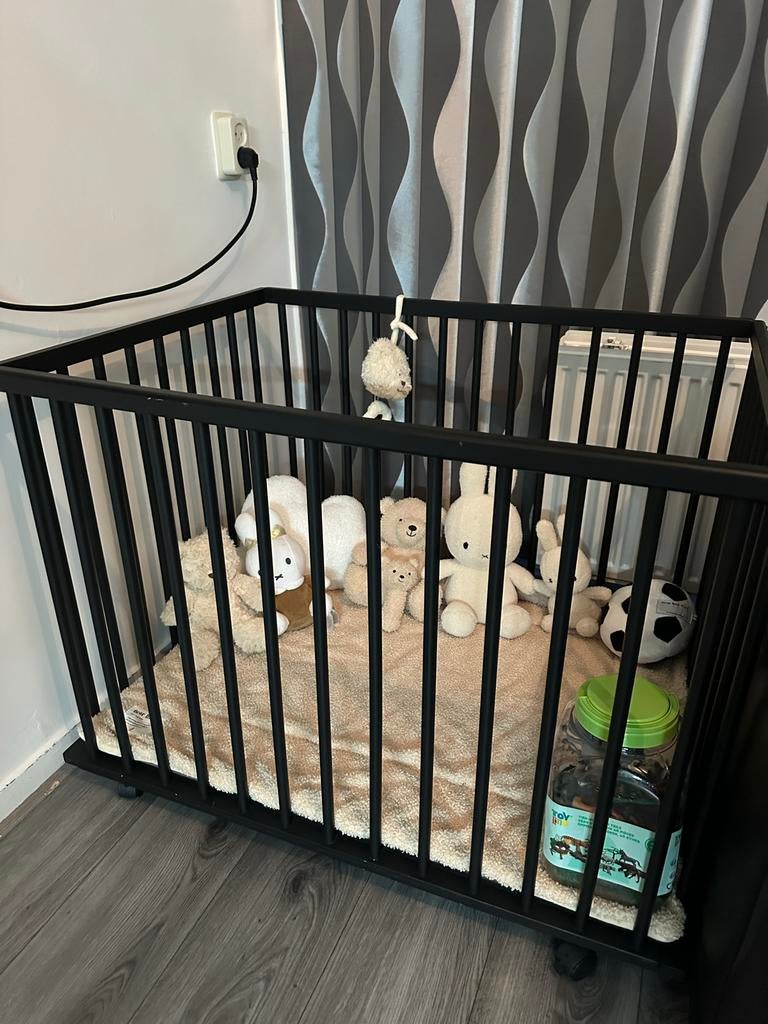 Zwarte houten box met wieltjes, Kinderen en Baby's, Boxen, Ophalen of Verzenden, Gebruikt, Vierkant, In hoogte verstelbaar