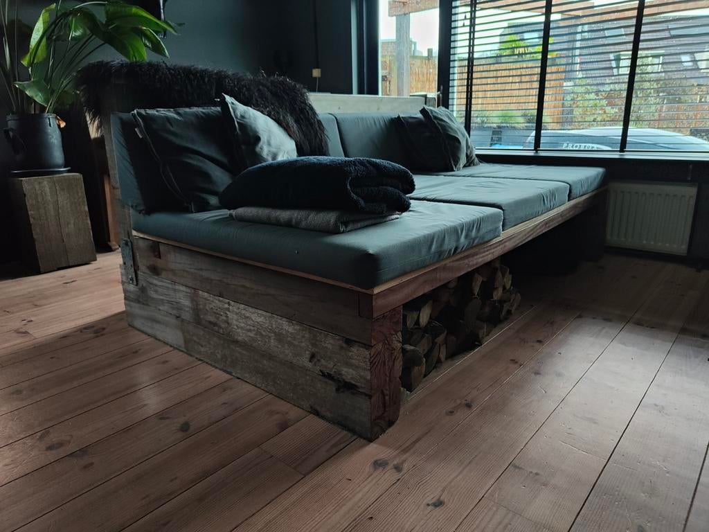 Bank voor Mancave. Gemaakt van oude meerpalen., Ophalen, Gebruikt