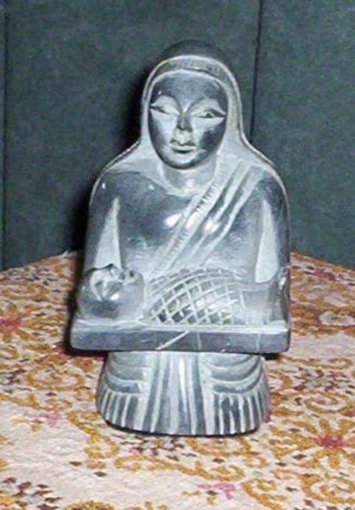 1 mooi beeld vrouw met baby ongeveer 13 cm, Antiek en Kunst, Ophalen