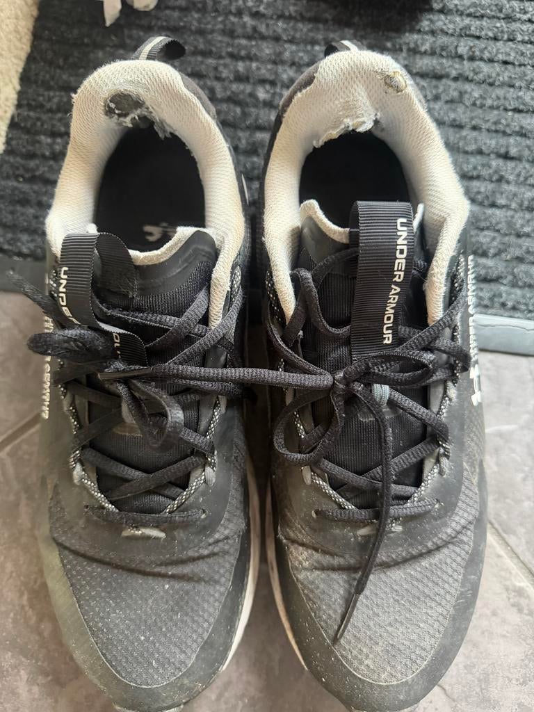 Gratis Under Armour sneakers maat 44 - Gedragen, Kleding | Dames, Ophalen of Verzenden, Gedragen, Zwart, Sneakers of Gympen