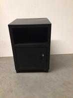 Zwart nachtkastje met open vak en deurtje, Huis en Inrichting, Kasten | Ladekasten, Ophalen, Minder dan 50 cm, Gebruikt, 1 of 2 laden