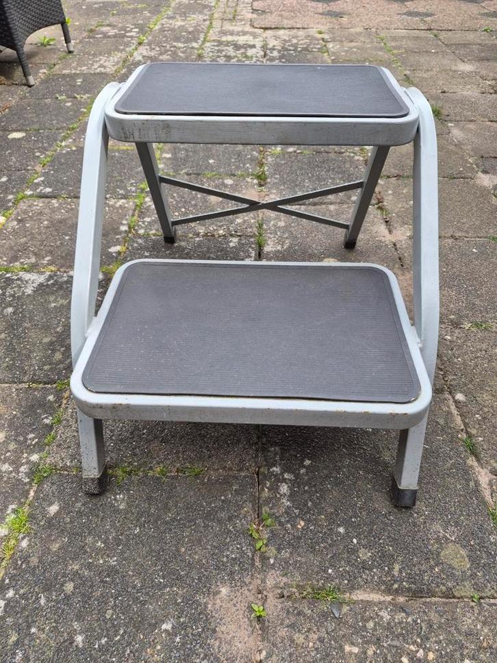 Stevige metalen opstap met twee treden, Doe-het-zelf en Verbouw, Ladders en Trappen, Gebruikt, Trap, Minder dan 2 meter, Ophalen
