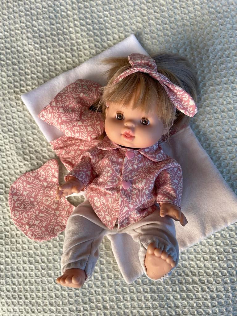 Minikane Gordi pop met pyjama, slaapzak en haarband, Ophalen of Verzenden, Zo goed als nieuw, Babypop