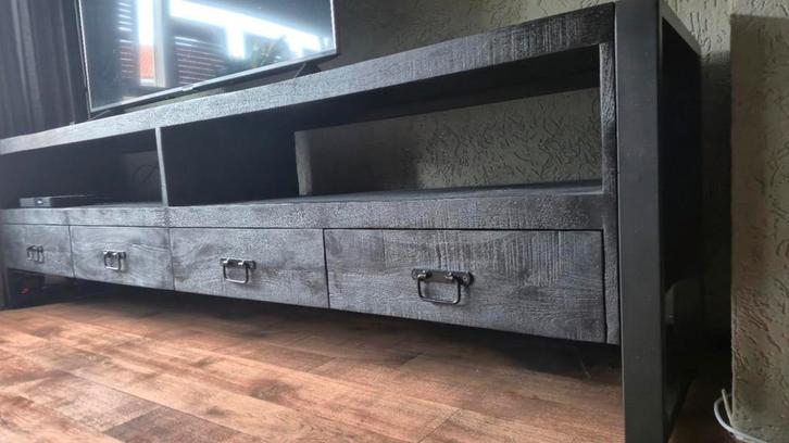 Britt TV-meubel – Mango hout – Zwart – 220 cm, Huis en Inrichting, Kasten | Televisiemeubels, Zo goed als nieuw, Minder dan 100 cm