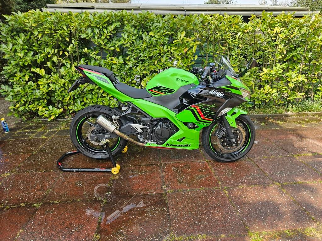 Kawasaki Ninja 400 ABS 2023 met accessoires, 2 cilinders, Gebruikt, 399 cc, Minimaal motorrijbewijs A2