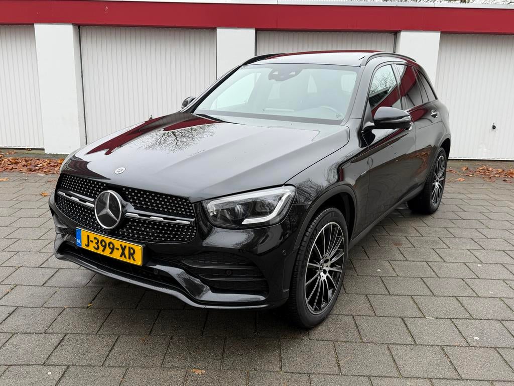 Mercedes-Benz GLC 300e 4M AMG  PANO MEMORY KOELING NL AUTO, Auto's, Mercedes-Benz, Automaat, 4 cilinders, 2000 kg, Zwart