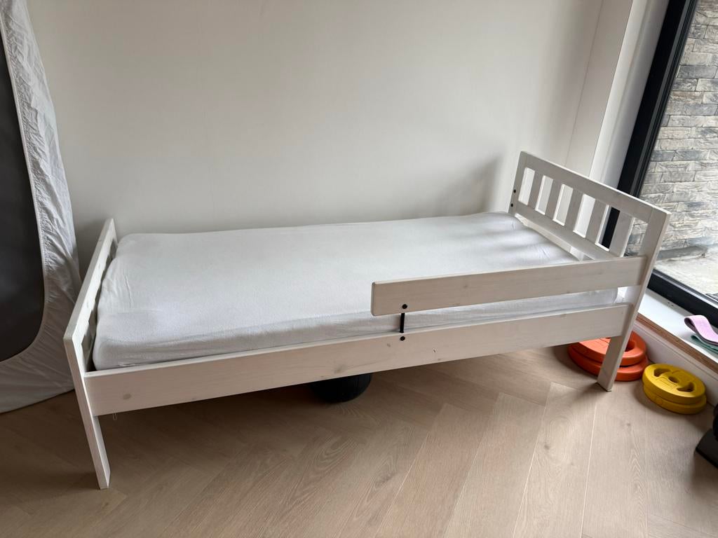 Ikea Peuterbed met whitewash + lattebodem en evt matras, Ophalen, Gebruikt, 70 tot 85 cm, Lattenbodem