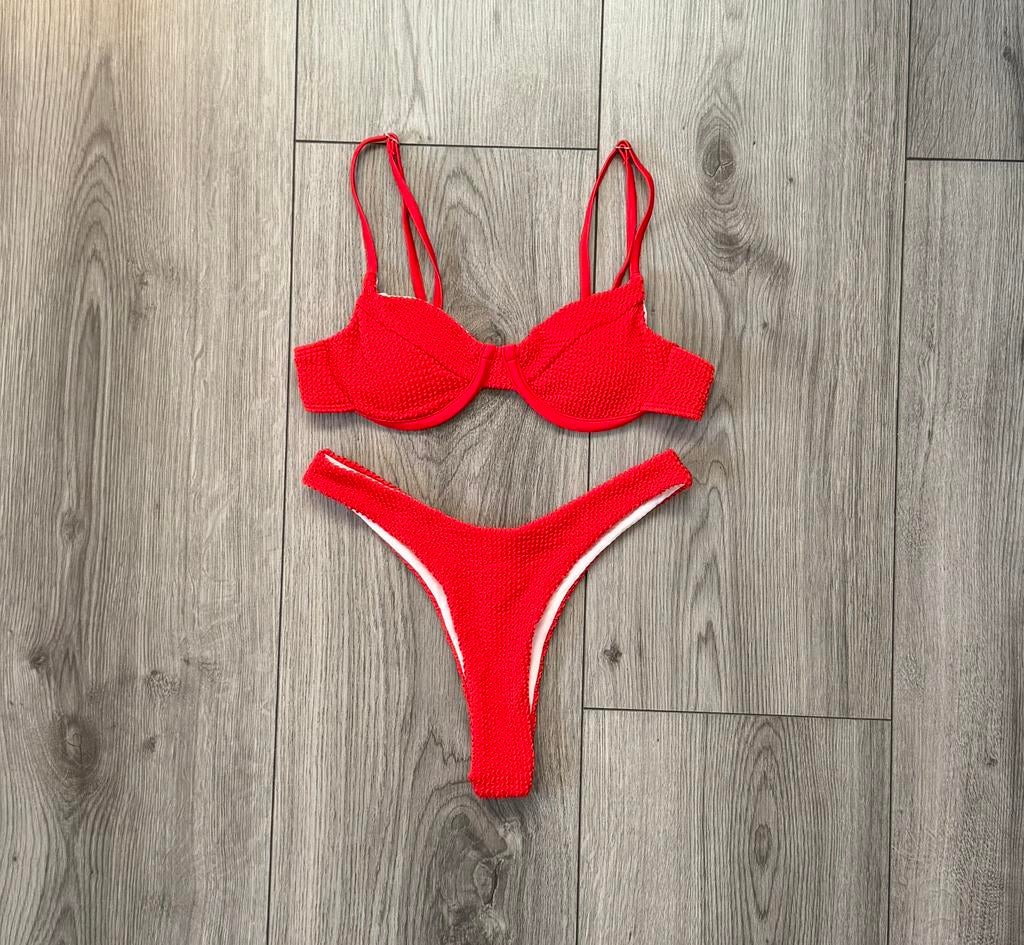 Rode string bikini met push up effect - maat xs, Kleding | Dames, Badmode en Zwemkleding, Verzenden, Nieuw, Rood, Bikini