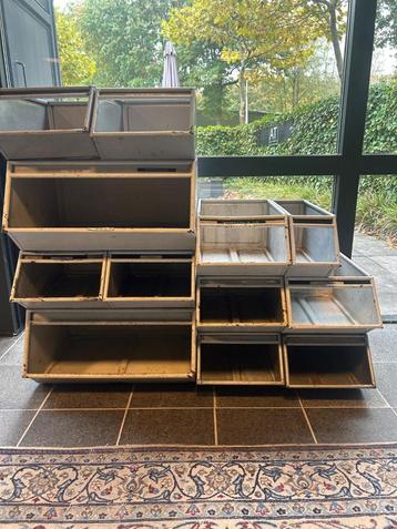 Vintage metalen kisten patina mancave beschikbaar voor biedingen