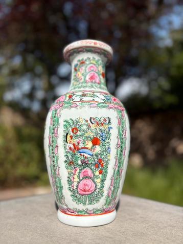 Chinese Vaas Famille Rose handbeschilderd helemaal gaaf  beschikbaar voor biedingen